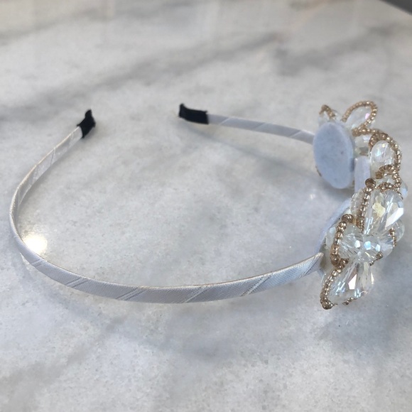 Pretty white jewels and beaded flowers headband